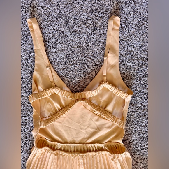 Butter Yellow Pleated Midi Dress Open Back Wedding Guest Size Medium - Picture 2 of 7